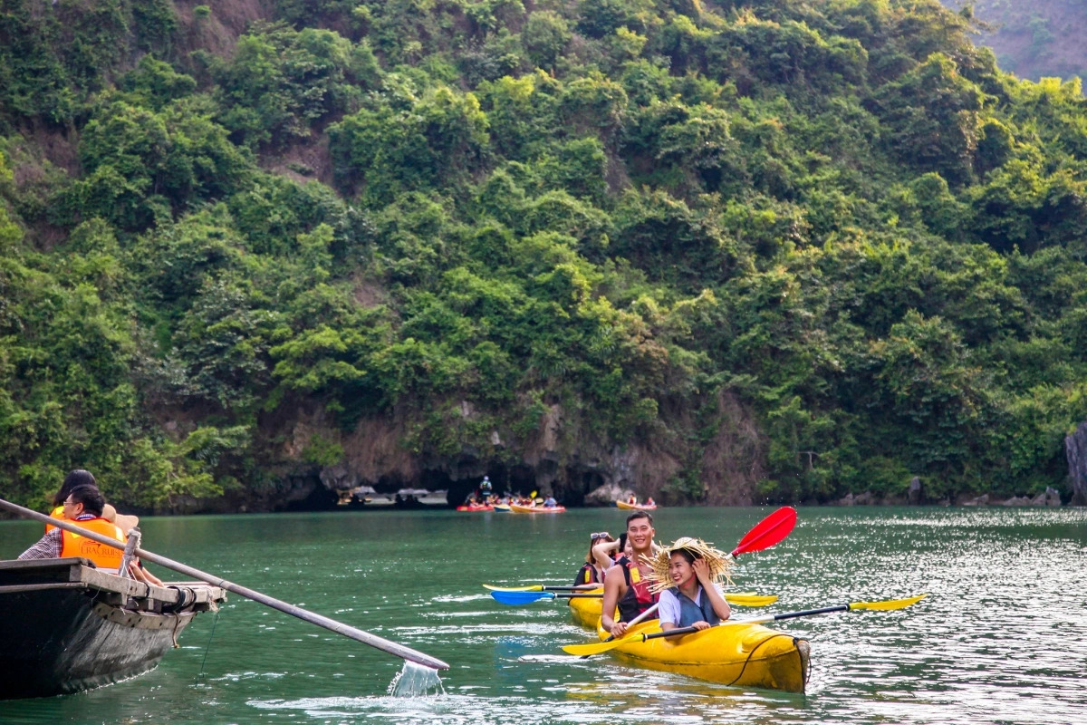 dung hoat dong dich vu cheo thuyen kayak o cat ba hinh 1