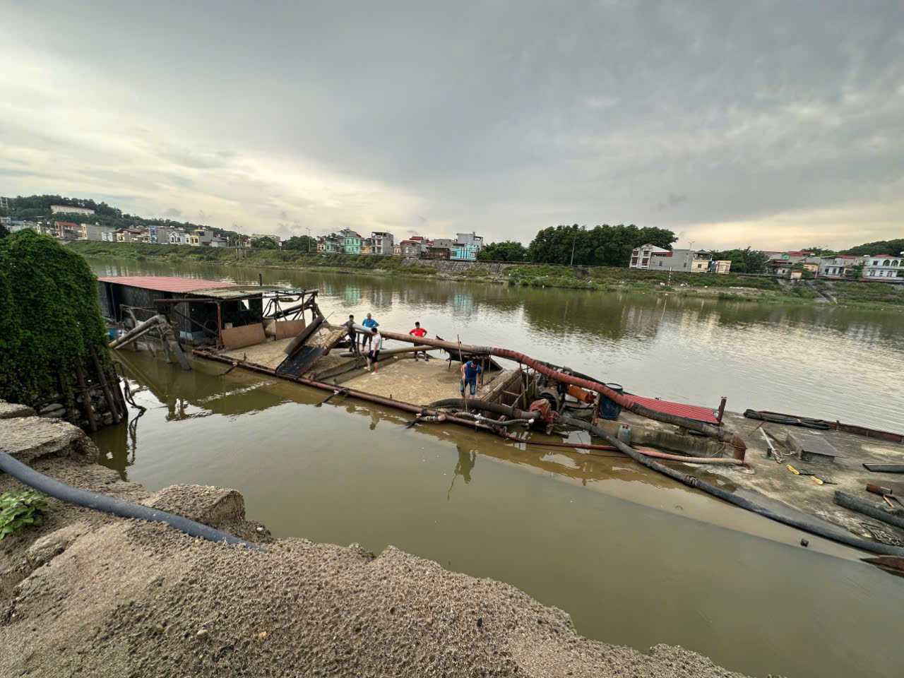 bac giang khoi to mot doi tuong khai thac cat trai phep hinh 1