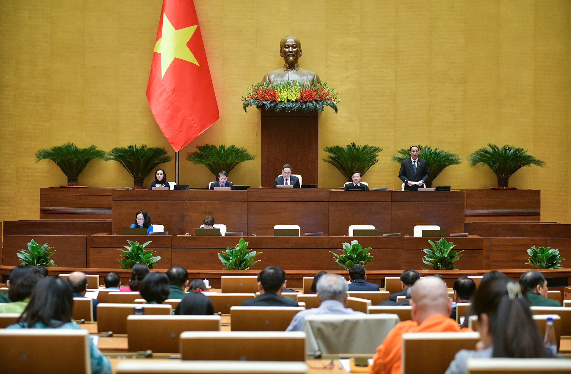 quoc hoi thao luan ve du an luat viec lam sua doi hinh 1