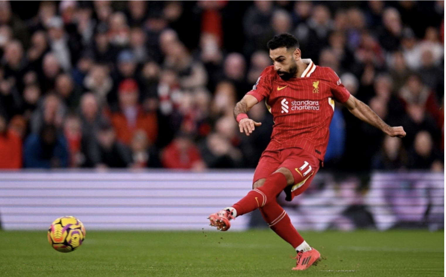 salah ruc sang liverpool nhan chim man city tai san anfield hinh 1