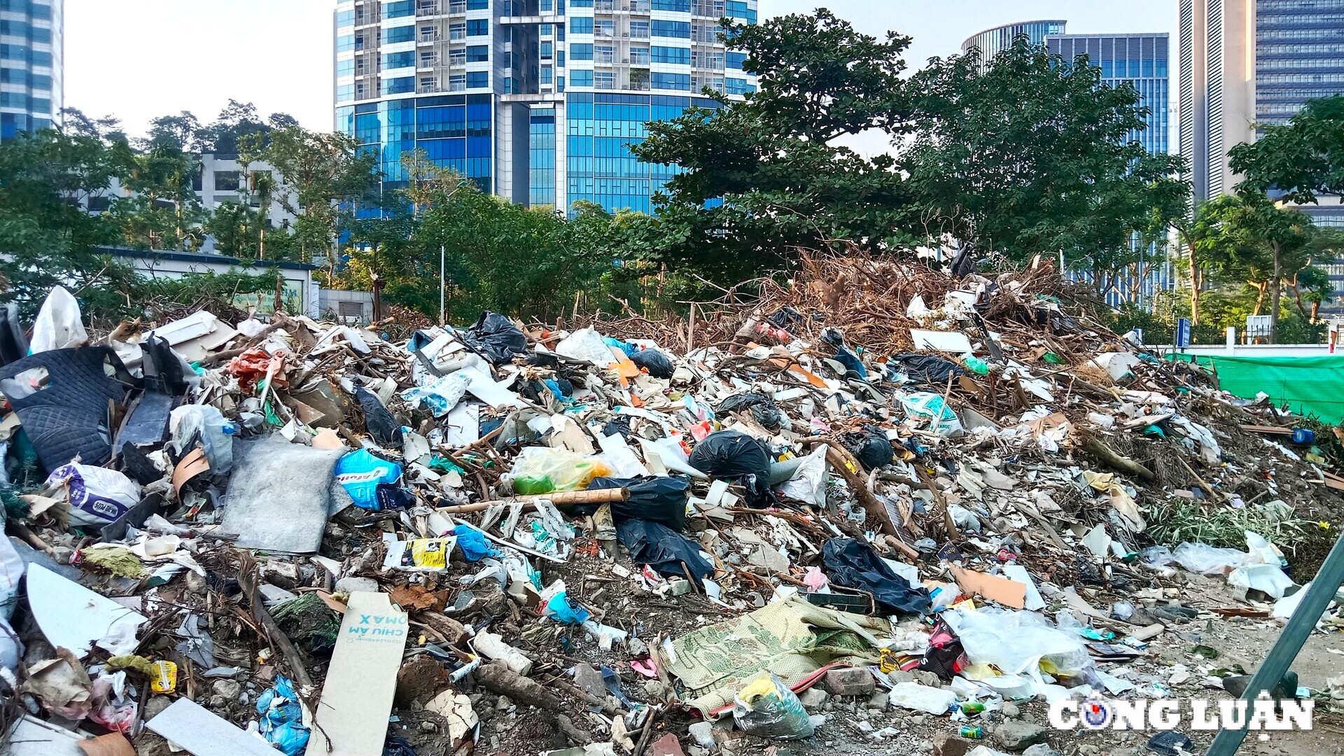 ha noi bai rac tu phat khong lo gay mat ve sinh gan truong hoc khu dan cu dong duc hinh 2