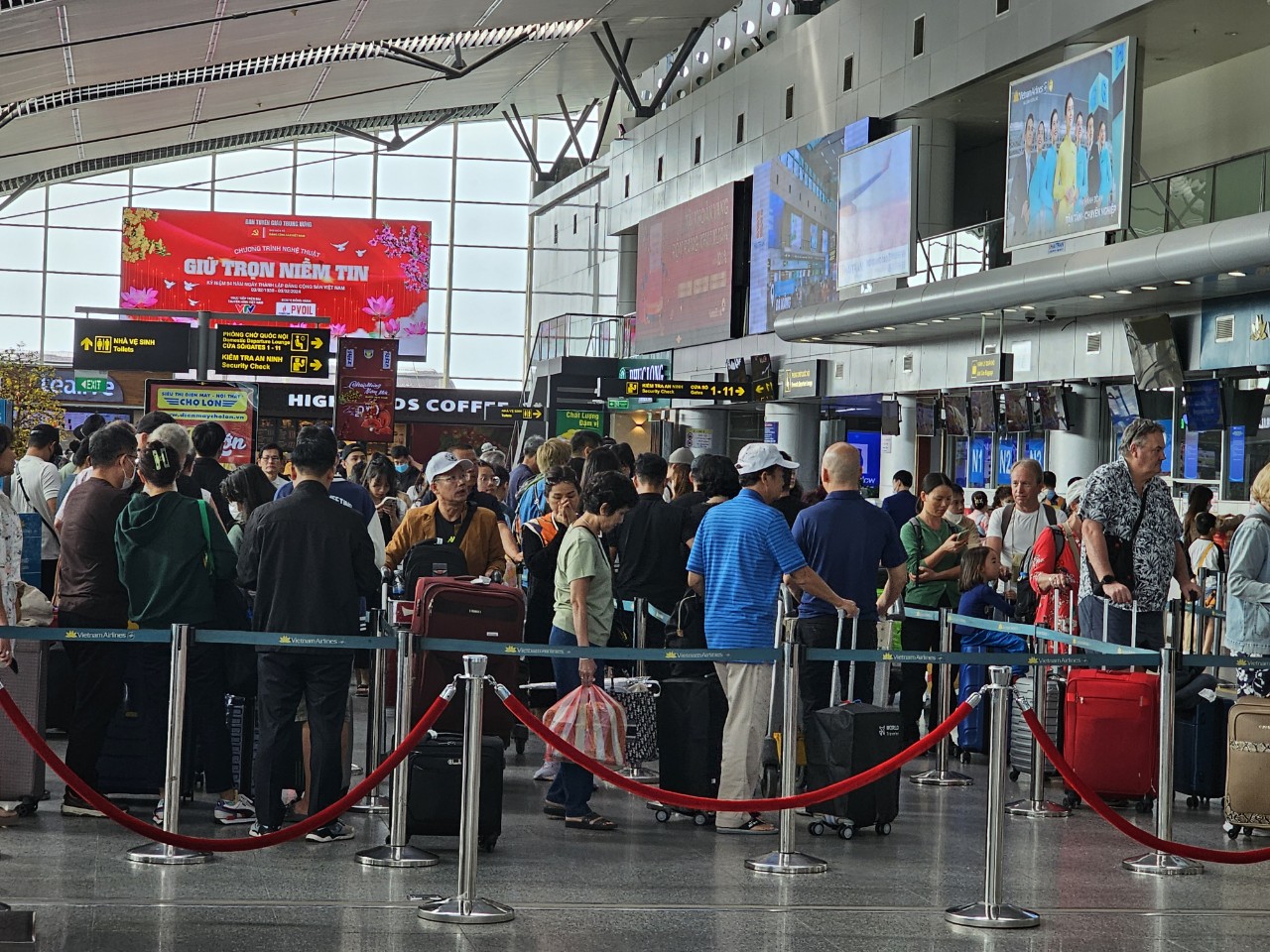 san bay da nang co loi di uu tien gia dich vu 100000 dong luot hinh 1