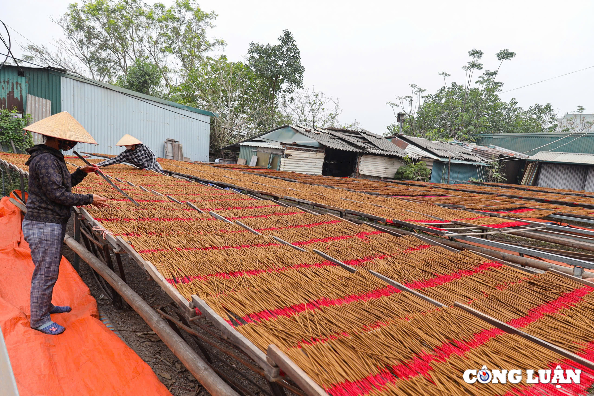 nguoi dan lang huong quang phu cau tat bat vao vu tet hinh 2