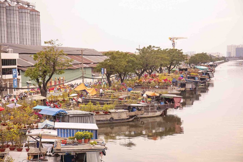 gan 700 gian hang tai cho hoa xuan tren ben duoi thuyen tet at ty hinh 1