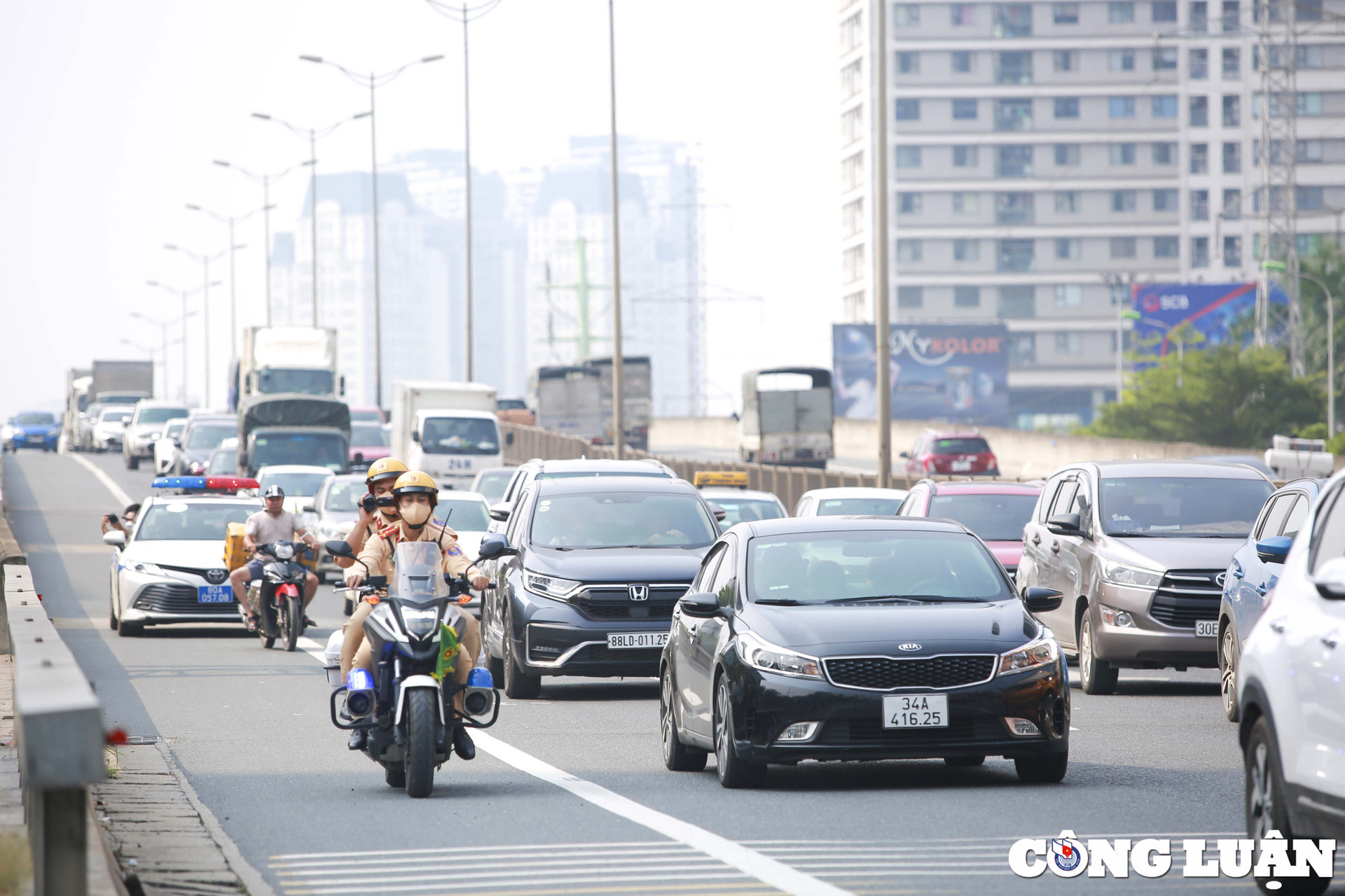 vua lai xe vua nghe dien thoai biet nguy hiem sao van lam hinh 2