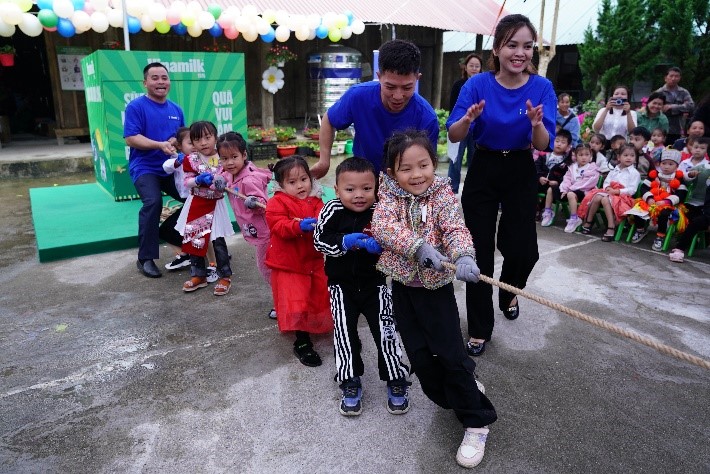 hop qua bat ngo tu vinamilk va quy sua danh tang tre tho vung cao tuyen quang hinh 3