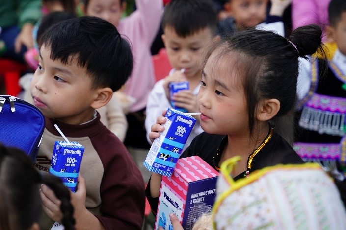 hop qua bat ngo tu vinamilk va quy sua danh tang tre tho vung cao tuyen quang hinh 5