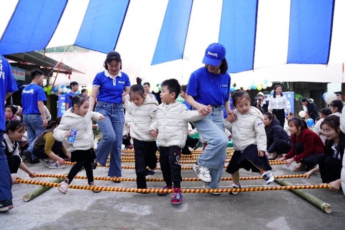 hop qua bat ngo tu vinamilk va quy sua danh tang tre tho vung cao tuyen quang hinh 9