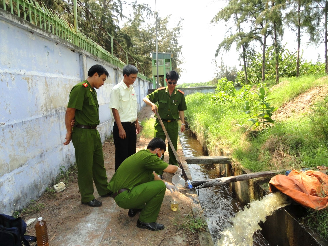 truong cong an huyen co quyen ban hanh quyet dinh kiem tra chap hanh phap luat ve moi truong tai nguyen an toan thuc pham hinh 1