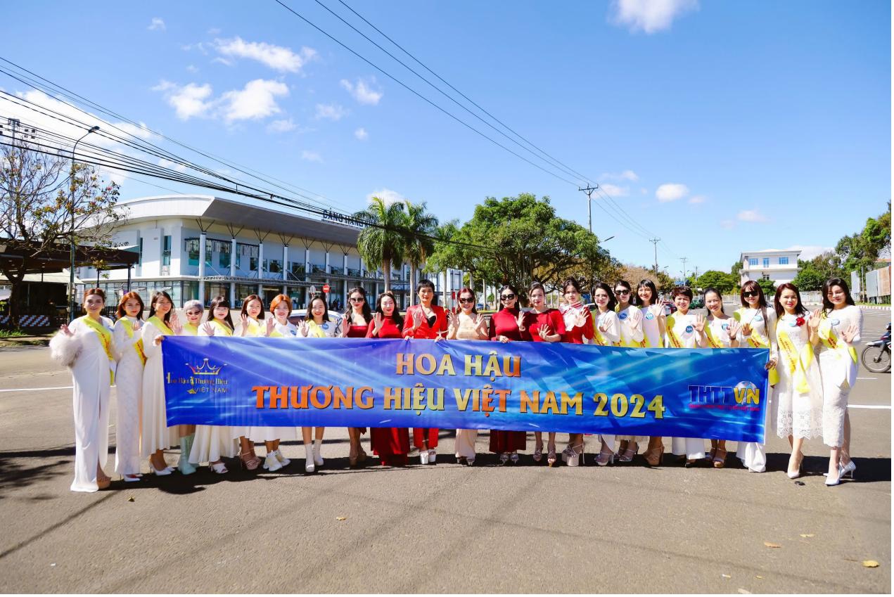 thi sinh hoa hau thuong hieu viet nam 2024 trinh dien trang phuc dan toc tai quang truong dai doan ket pleiku gia lai hinh 9