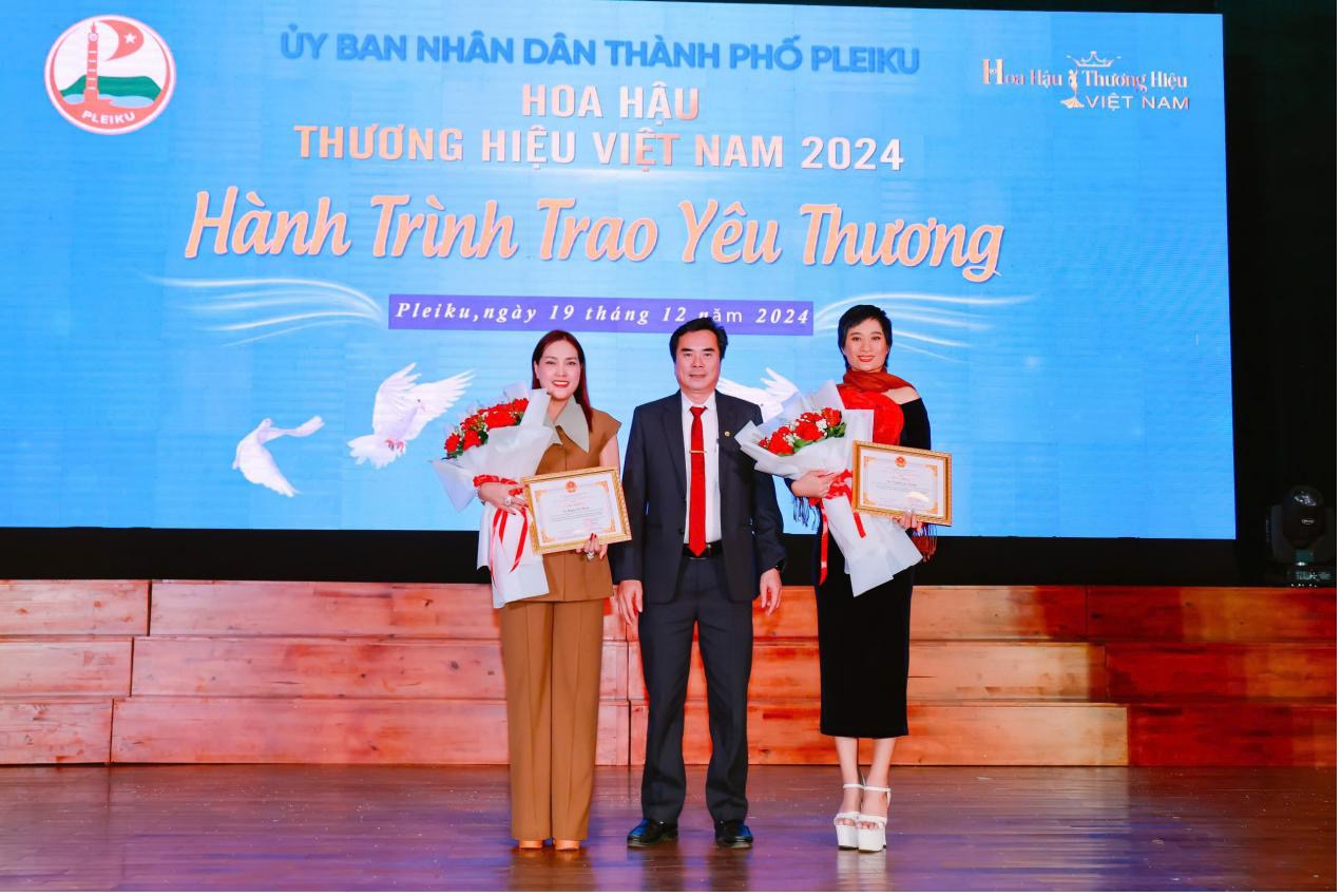 thi sinh hoa hau thuong hieu viet nam 2024 dau gia vat pham thien nguyen lan toa yeu thuong den nhung hoan canh kho khan hinh 15