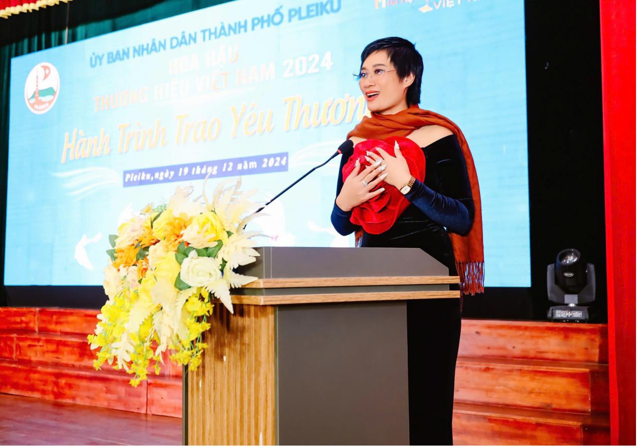 thi sinh hoa hau thuong hieu viet nam 2024 dau gia vat pham thien nguyen lan toa yeu thuong den nhung hoan canh kho khan hinh 4