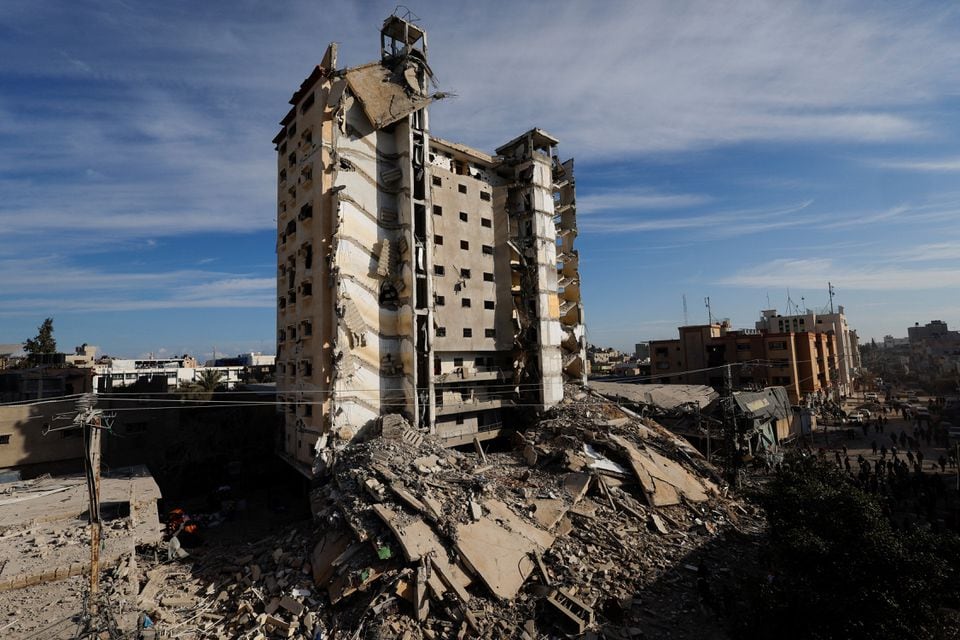 Tòa nhà dân cư 12 tầng bị hư hại sau cuộc tấn công của Israel. Ảnh: Reuters