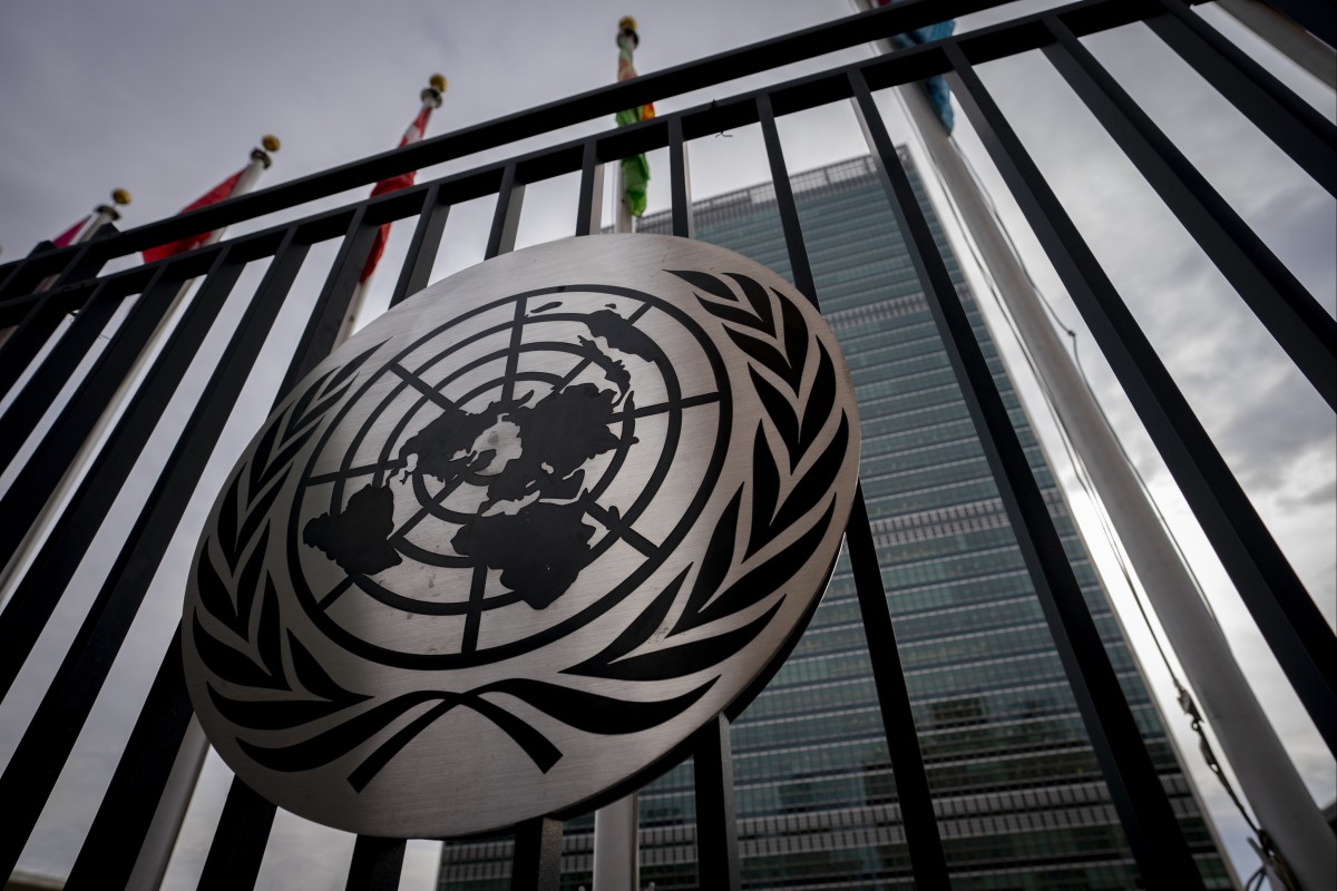 Biểu tượng của Liên hợp quốc trên cổng chính bên ngoài trụ sở ở New York, Mỹ. Ảnh: AP