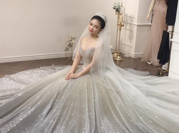 Hồ Ngọc Hà đăng ảnh mặc váy cô dâu rộ nghi vấn chụp ảnh cưới với Kim Lý