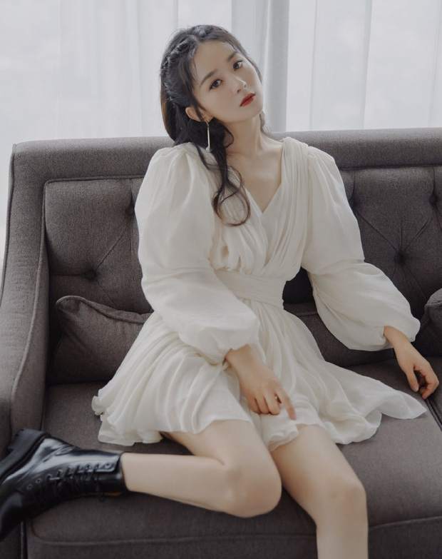 Triệu Lệ Dĩnh Dương Tử diện váy trắng xinh đẹp khiến fans reo hò