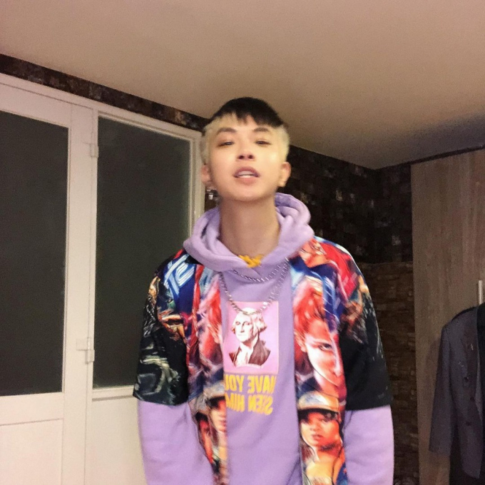 Huỳnh Anh vô tư diện áo có in hình rapper RTee