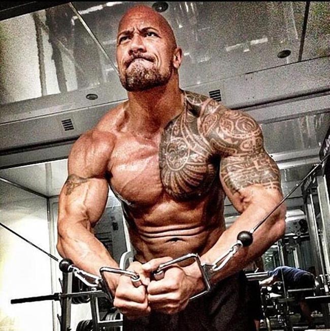 Đô vật The Rock khiến fan bật cười vì body quá “khủng” bên siêu xe