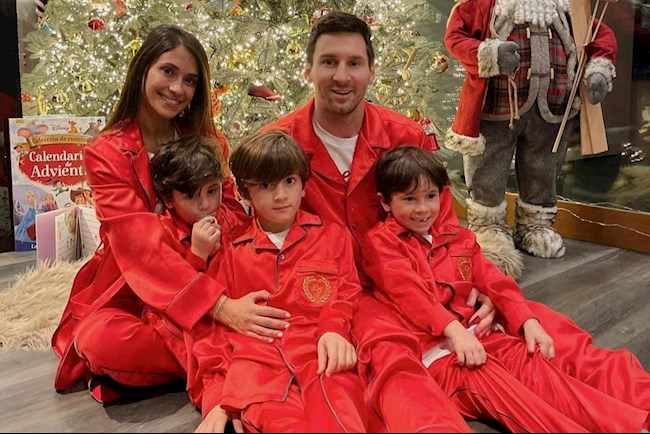 Giáng sinh là thời điểm quan trọng trong năm để cùng gia đình nhỏ của bạn tận hưởng những khoảnh khắc đáng nhớ. Hãy cùng xem lại những bức ảnh còn nhỏ của Messi và Ronaldo khi cả hai đều còn là cậu bé, đang có mặt bên gia đình và đón chào Giáng sinh.