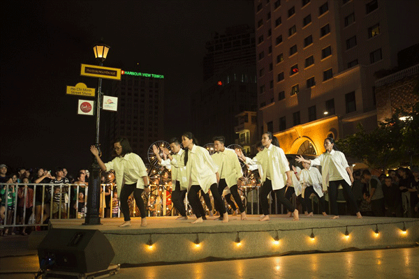  Biên đạo múa Alexander Tú  mang 