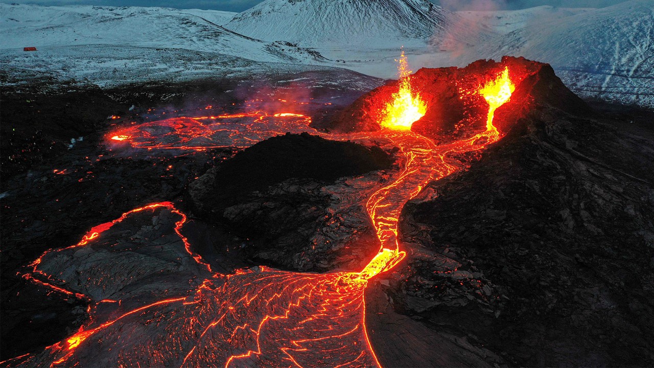 Núi lửa phun trào ngay gần thủ đô của Iceland