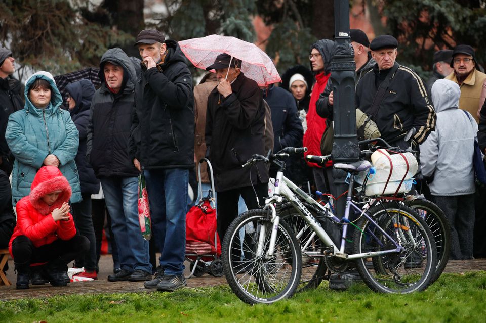 nguoi ukraine vua mung vua lo sau khi kherson duoc giai phong hinh 1