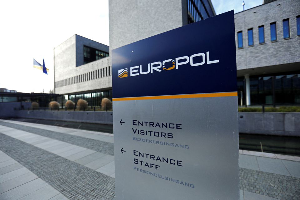 europol va interpol phoi hop bat 62 ke buon nguoi hinh 1