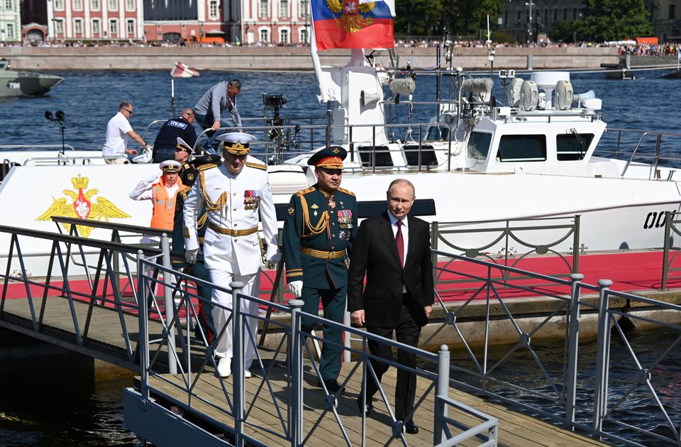 ong putin len tau duyet binh cung hai quan nga hinh 1