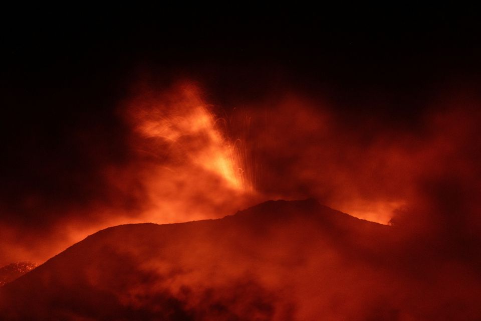 nui lua etna o y phun trao du doi san bay bi dong cua hinh 1