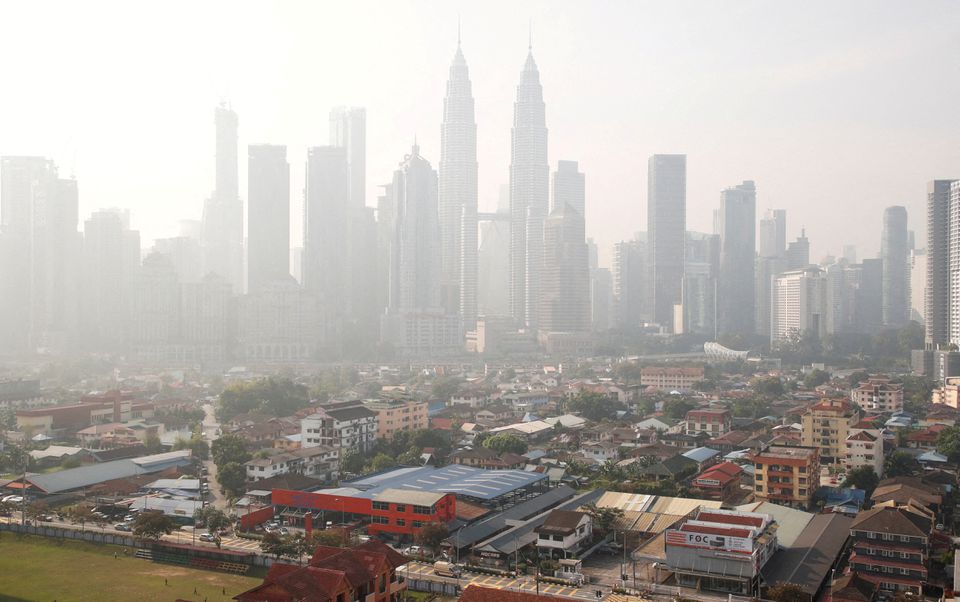 Thủ đô Kuala Lumpur của Malaysia chìm trong khói. Ảnh: Reuters