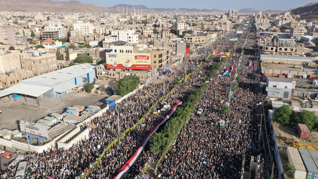 Hàng nghìn người biểu tình ở Yemen kêu gọi ngừng bắn ở Dải Gaza. Ảnh: Reuters

