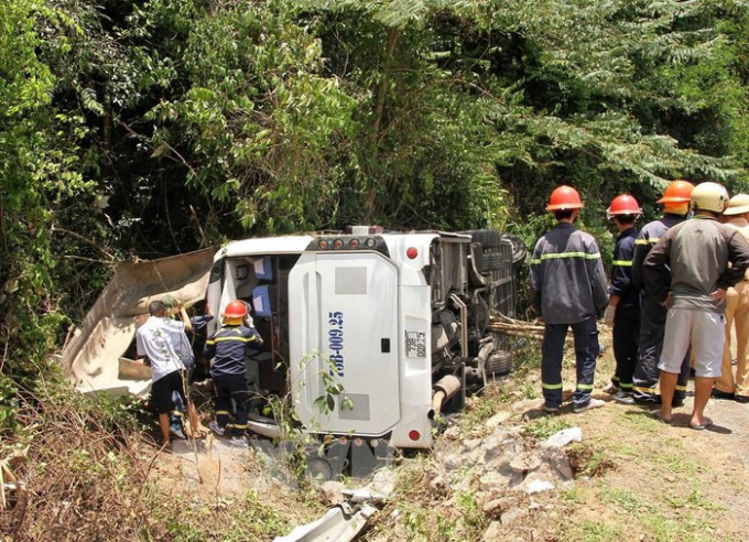 Hiện trường vụ lật xe đặc biệt nghiêm trọng tại Quảng Bình khiến 15 người tử vong. Ảnh: TL
