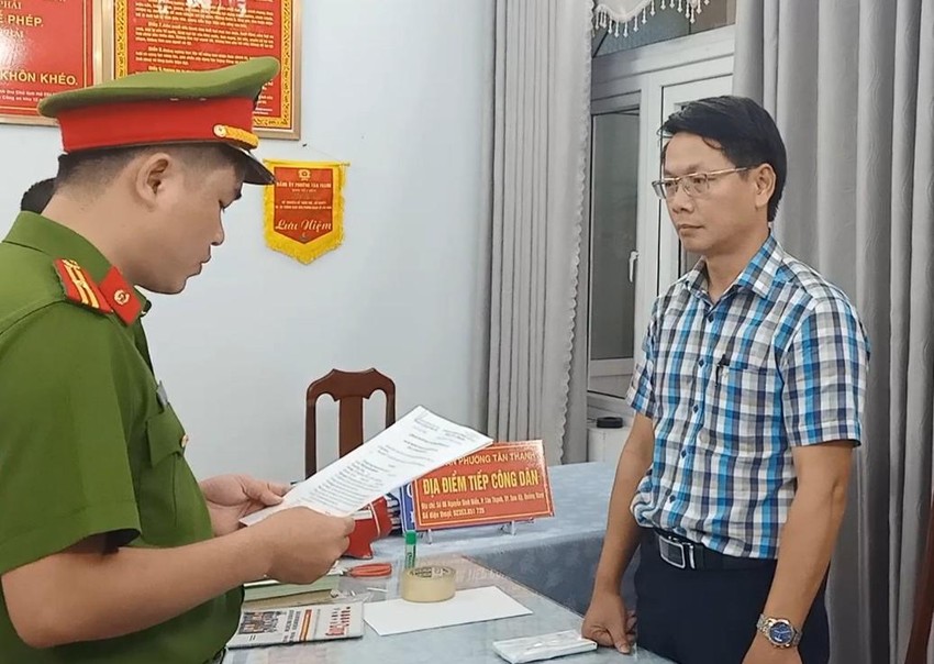 Cơ quan điều tra đọc lệnh bắt tạm giam bị can Trần Quang Kim Sơn.