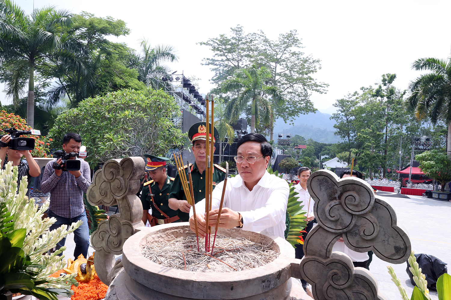 pho thu tuong thuong truc pham binh minh dang huong tai nghia trang liet si quoc gia vi xuyen hinh 2