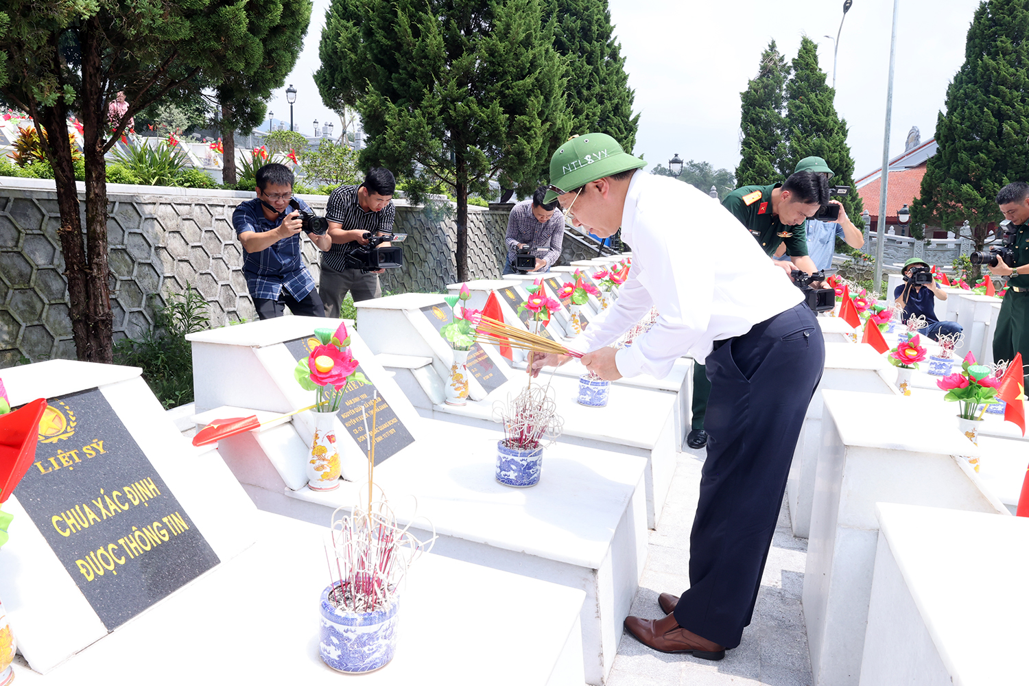 pho thu tuong thuong truc pham binh minh dang huong tai nghia trang liet si quoc gia vi xuyen hinh 3