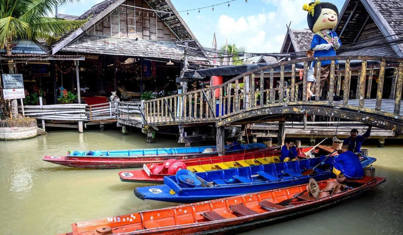 Những chiếc thuyền du lịch không hoạt động tại Chợ nổi ở Pattaya - Ảnh: AFP
