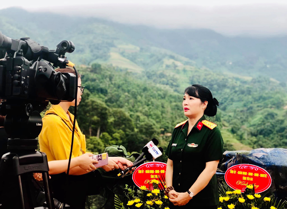 Nhà báo - Đại tá Trịnh Tùng Lâm trong chuyến công tác tại Hà Giang. Ảnh NVCC