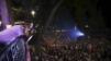 Hà Nội: Hàng nghìn người đứng dưới đường xem Tuấn Hưng hát trên ban công