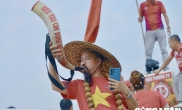 Cổ động viên tiếp lửa cho trận đấu Việt Nam – Philippine trên sân Mỹ Đình