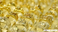 Giá vàng SJC tiếp tục lao dốc, người “ôm” vàng lỗ nặng