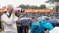 Hình ảnh phóng viên tác nghiệp dưới mưa tại lễ Kỷ niệm 70 năm Chiến thắng Điện Biên Phủ