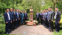 Đoàn công tác xúc tiến đầu tư tỉnh Thái Bình dâng hoa tưởng nhớ Chủ tịch Hồ Chí Minh tại Pháp