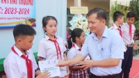 Quỹ học bổng nhà văn, nhà báo Nguyễn Thế Kỷ đến với học sinh nghèo hiếu học Quảng Ngãi