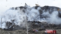 Cháy núi rác khổng lồ, khói độc hại bao trùm khắp thủ đô của Ấn Độ