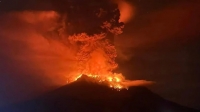 Núi lửa phun trào dữ dội ở Indonesia, người dân sơ tán và sân bay đóng cửa