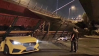 Sập cầu vượt cao tốc tại Trung Quốc, nhiều ô tô bị nghiền nát