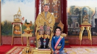 Quốc vương Thái Lan bất ngờ tước mọi danh hiệu của Hoàng quý phi Sineenat Wongvajirapakdi
