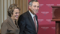 Vợ chồng hiệu trưởng Đại học Harvard nhiễm SARS-CoV-2 không rõ nguồn lây