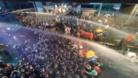 Cảnh sát Thái Lan dùng vòi rồng phun nước vào người biểu tình