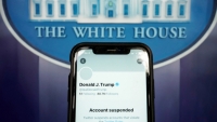 Twitter xóa các dòng chia sẻ mới của Trump trên tài khoản của chính phủ